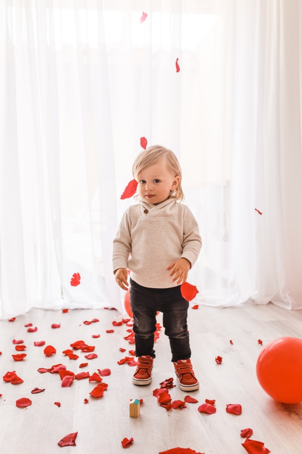 Toddler Valentine Photos with balloons and roses for Kimberly Lapides of eatsleepwear featuring Old Navy Kids, H&M kids and Vans