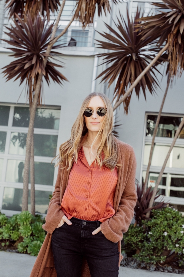 Kimberly Lapides from eatsleepwear wearing a casual mom on the go outfit wearing naked cashmere, jbrand, astr the label, golden goose and ray-ban.