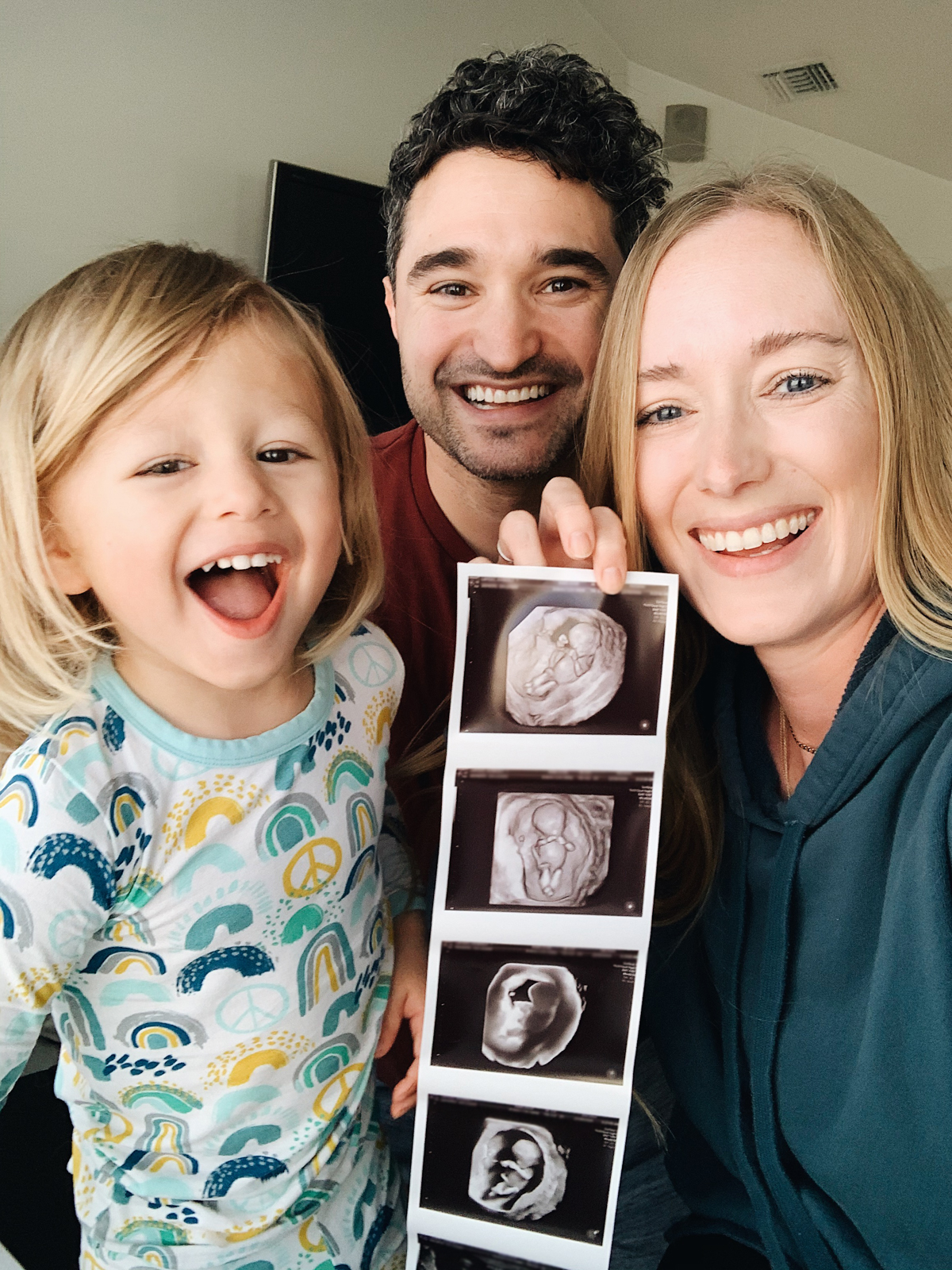 Kimberly Lapides of EATSLEEPWEAR IVF FET Pregnancy Announcement with ultrasound and family